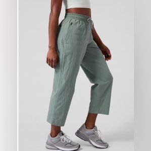 Athleta Trekkie Straight Crop Size 2P NEW